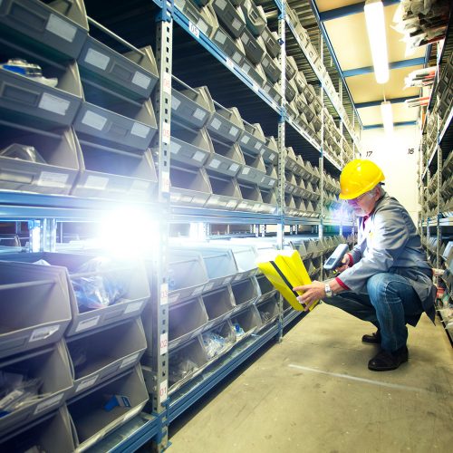 Logistik-Mitarbeiter bei der Arbeit mit Barcode-Scanner im Lager